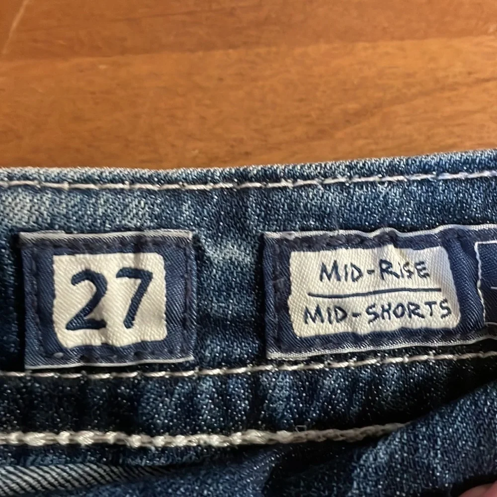Miss Me Mid Rise Mid Shorts Size 27